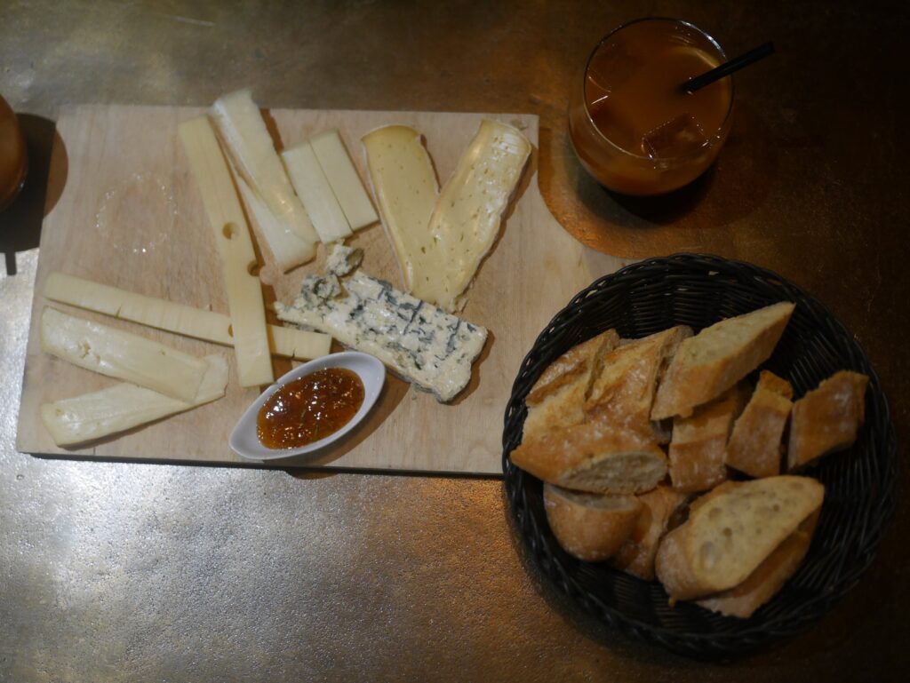 apéro voyage au Gustave à Paris